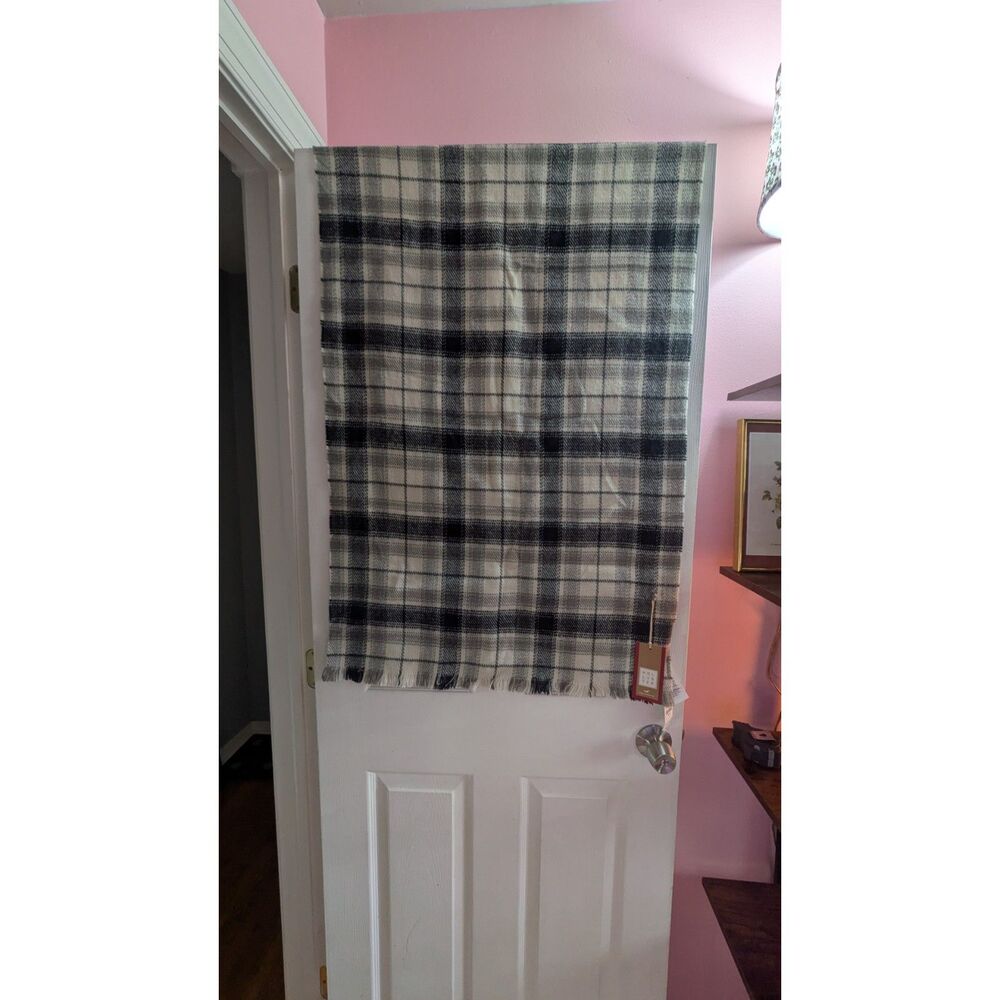 NWT Hollister Gray and White Blanket Scarf